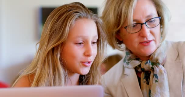 Mutter Und Tochter Interagieren Miteinander Während Sie Hause Laptop Benutzen — Stockvideo