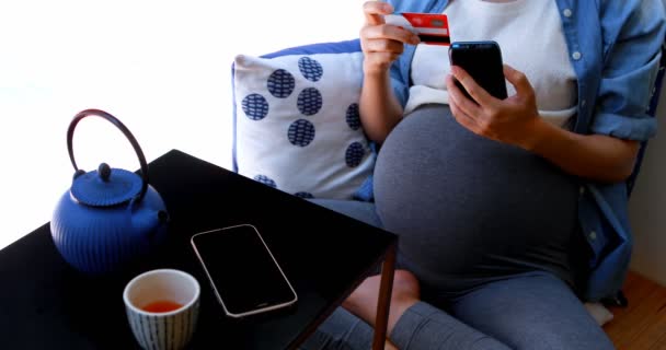 在4K 咖啡馆通过借记卡付款的孕妇 — 图库视频影像