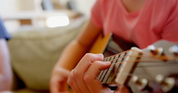 Chica Tocando Guitarra Sala Estar Casa — Vídeos de Stock