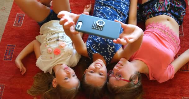 兄弟姐妹在家里的起居室里带自拍手机4K — 图库视频影像