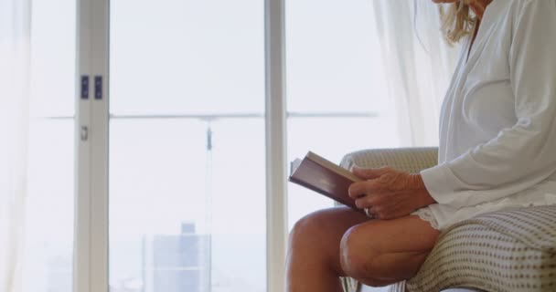 Femme Handicapée Lisant Livre Dans Chambre Coucher Maison — Video