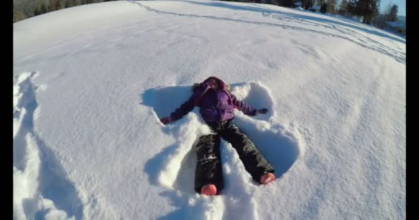 Kind Maken Sneeuw Engelen Sneeuw Winter Een Zonnige Dag — Stockvideo