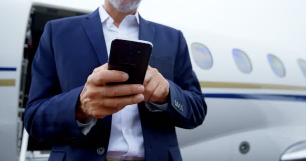 Sección Media Del Hombre Negocios Usando Teléfono Móvil Una Pasarela — Vídeo de stock