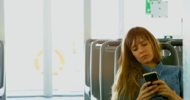 Jovem Mulher Usando Telefone Celular Enquanto Viaja Ferry — Vídeo de Stock