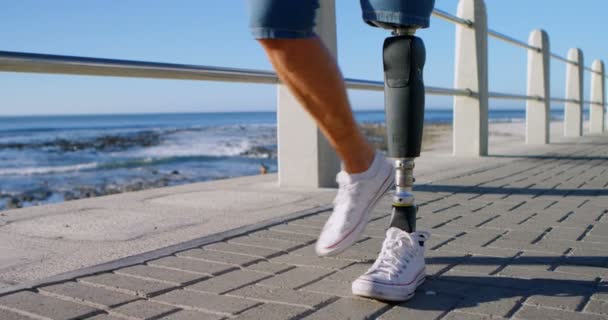 Женщина Инвалид Идущая Рядом Пляжем Солнечный День — стоковое видео