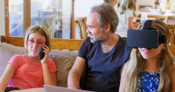 Padre Usando Ordenador Portátil Mientras Hija Habla Sala Estar Del — Vídeo de stock