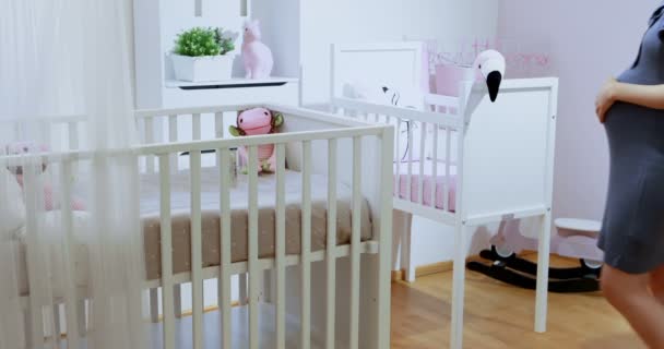 孕妇在4K 商店购物婴儿床 — 图库视频影像