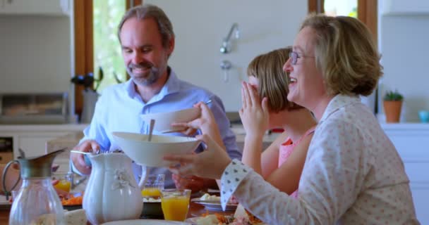 Οικογένεια Έχοντας Πρωινό Στην Κουζίνα Στο Σπίτι — Αρχείο Βίντεο