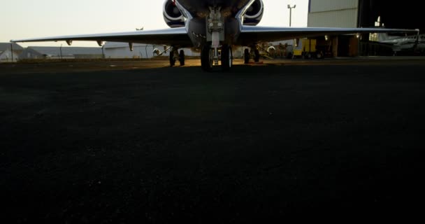 Jet Privado Hangar Durante Atardecer — Vídeo de stock