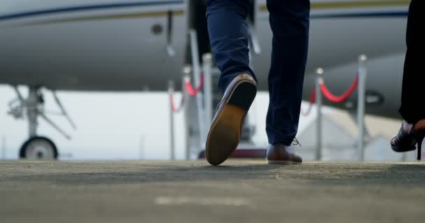 低段商务人士走向私人喷气机4K — 图库视频影像