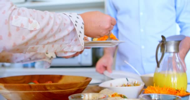 Vrouw Serveren Maaltijd Keuken Huis — Stockvideo