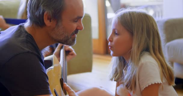 Père Fille Embrassent Dans Salon Maison — Video