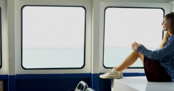 Mujer Joven Viajando Ferry — Vídeos de Stock