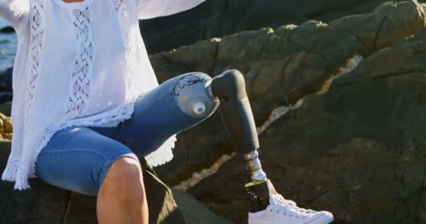 Engelli Kadın Rock Beach Üzerinde Rahatlatıcı — Stok video