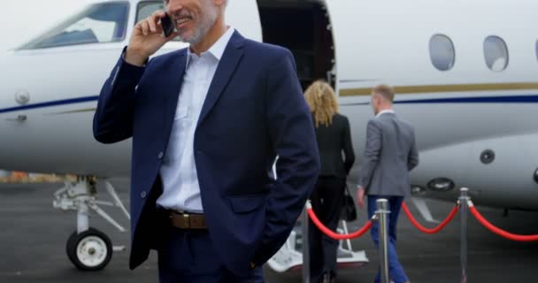 Homme Affaires Heureux Parlant Sur Téléphone Mobile Terminal — Video
