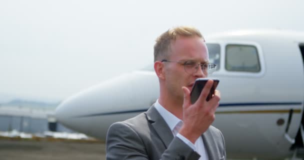 Homme Affaires Parlant Sur Téléphone Portable Terminal Par Une Journée — Video