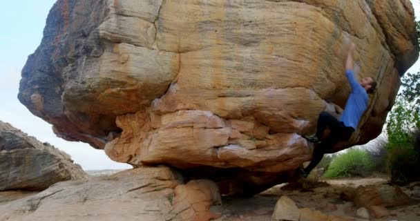 晴れた日に の田園地帯で岩が多い登山男性ハイカー — ストック動画