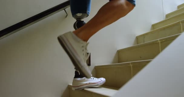Fogyatékkal Élő Protézis Láb Mozgó Emeletre Otthon — Stock videók