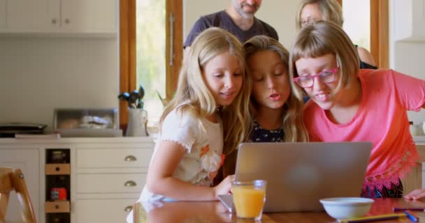 Παιδιά Που Χρησιμοποιούν Φορητό Υπολογιστή Στην Κουζίνα Στο Σπίτι — Αρχείο Βίντεο