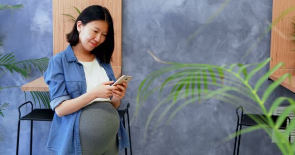 Glad Gravid Kvinna Använda Mobiltelefon Kontor — Stockvideo