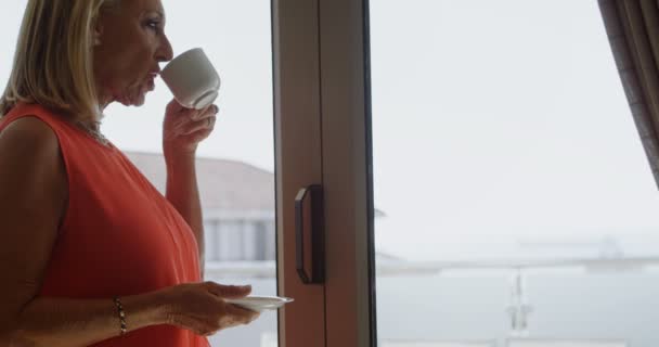Ανάπηρη Γυναίκα Πίνοντας Καφέ Κοντά Στο Παράθυρο Στο Σπίτι — Αρχείο Βίντεο