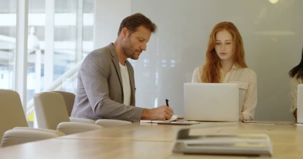 Obchodní Kolegové Pracují Společně Úřadu — Stock video