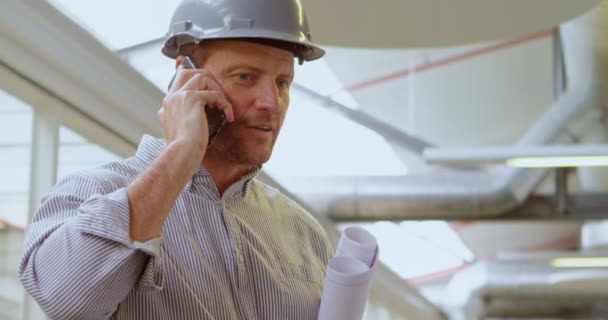 のオフィスで携帯電話で話す男性建築家 — ストック動画