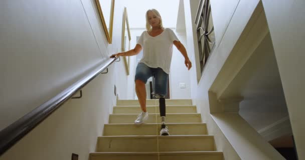 Behinderte Frau Mit Beinprothese Bewegt Sich Hause Die Treppe Hinunter — Stockvideo