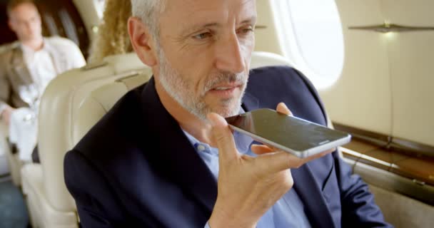 Mogen Affärsman Prata Mobiltelefon Privat Jet — Stockvideo