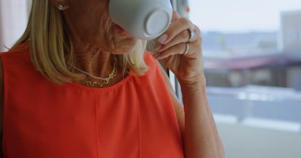 Handikappad Kvinna Att Kaffe Balkongen Hem — Stockvideo