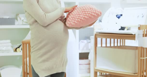 怀孕妇女抱枕在卧室在家里4K — 图库视频影像