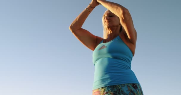 Mujer Discapacitada Realizando Yoga Playa Día Soleado — Vídeos de Stock
