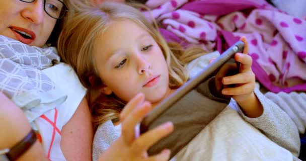 Mère Fille Utilisant Tablette Numérique Dans Tente Maison — Video