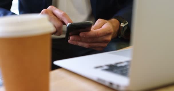 Seção Média Homem Negócios Usando Telefone Celular Escritório — Vídeo de Stock