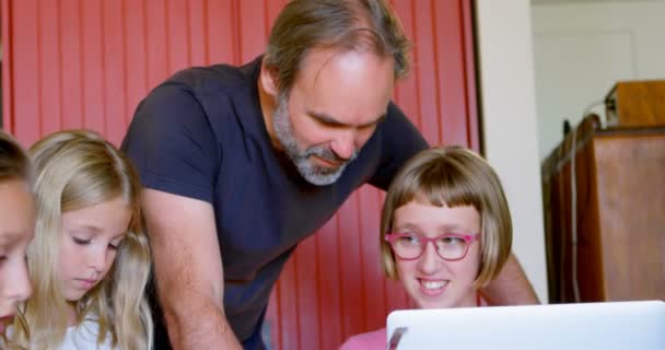 Apa Lánya Használ Laptop Konyha Otthon — Stock videók
