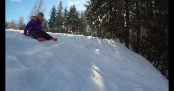 Chica Jugando Nieve Durante Invierno Día Soleado — Vídeos de Stock