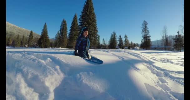 Kind Spielt Winter Schnee Einem Sonnigen Tag — Stockvideo