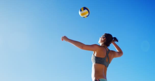 Jugadora Voleibol Femenina Jugando Voleibol Playa — Vídeo de stock