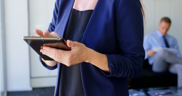 Milieu Section Femme Affaires Utilisant Tablette Numérique Dans Bureau — Video