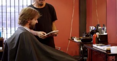 Kuaför Kuaför Salonu 4 k dijital tablet kullanarak müşteri ile