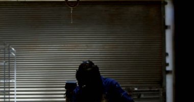 Kadın kaynakçı atölye 4 k bir çubuk üzerinde üfleme meşale kullanarak