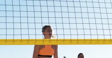 4 k Beach voleybol oynayan voleybol oyuncular