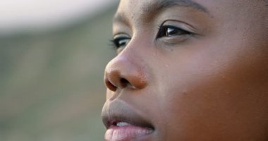 4 k mesafe içine arayan kadın