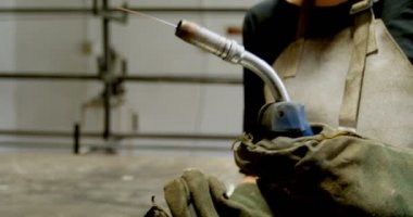 Kadın kaynakçı atölye 4 k üfleme meşale tutan orta bölümünde