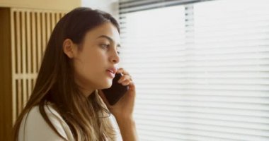 Kadın evde oturma odasında cep telefonu 4 k söz