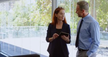 Office 4 k dijital tablet üzerinde tartışırken iş arkadaşları
