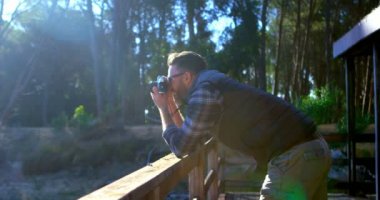 Olgun adam alarak fotoğraf ile vintage fotoğraf makinesi 4k