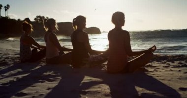 Yoga birlikte Beach'te 4 k gerçekleştirme Bayan voleybolcular