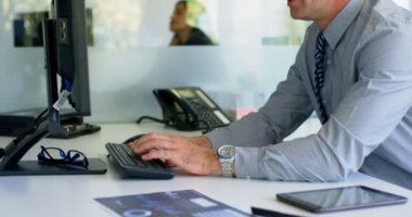 Office 4 k Sanat Danışma bilgisayar üzerinde çalışan iş adamı