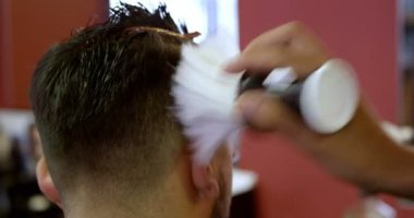 Adam saçını kuaförde saç salonu 4 k kekemelik elde